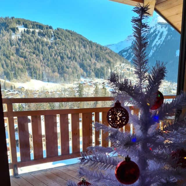 It's beginning to look a lot like Christmas...Lovely view from Apartment Bailicimes this morning.#chaletdesfleurs #apartmentbailicimes #skiapartments #morzine #christmastree #christmasholidays #mountainview