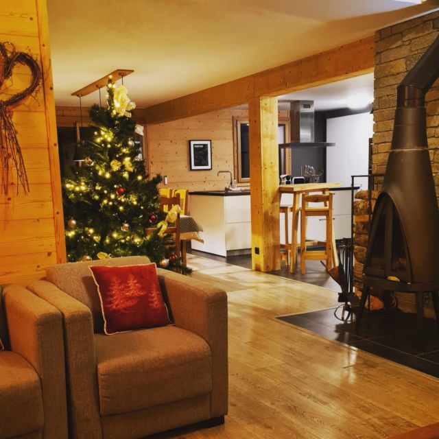 Feeling festive at Chalet Abracadabra in #lesgets while we wait for our New Years guests to arrive.#chaletabracadabra #chaletdesfleurs #skichalet #skiholiday #vacancesdeski #chaletdemontagne #portesdusoleil