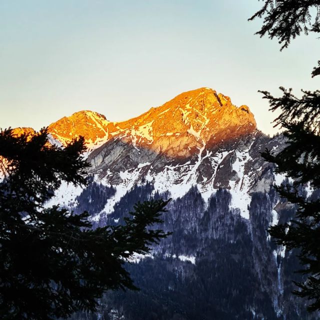 Sunrise...#chaletdesfleurs #sunrise #colducorbier #portesdusoleil #winterseason #mountains #skiholiday