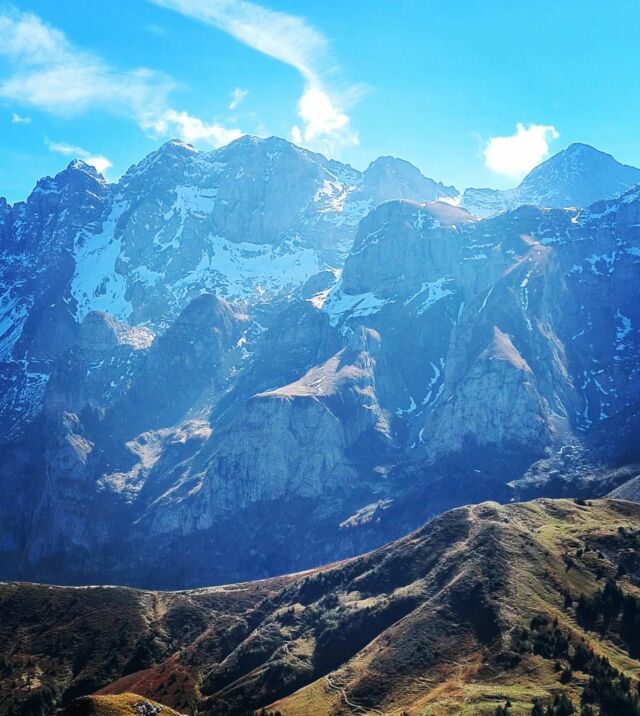 🇬🇧 Col de Cou is a classic hike but you are always rewarded with stunning mountain views.🇫🇷 Le Col de Cou est une randonnée classique mais vous êtes toujours récompensé par une vue imprenable sur la montagne.#chaletdesfleurs #mountainlifestyle #mountainviews #randonnée #autumnwalks #morzine