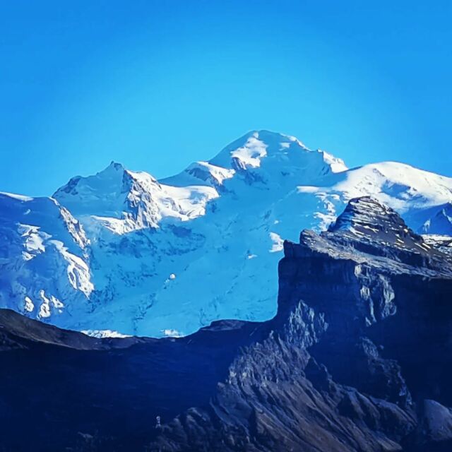 🇬🇧 Mont Blanc in the late afternoon sun.🇫🇷 Mont Blanc au soleil de fin d'après-midi.#chaletdesfleurs #montblanc #autumnwalks #automne #randonnée #mountainviews #chaletholiday #morzine #lakesandmountains