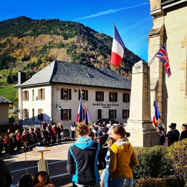 A lovely sunny morning for the 11th November ceremony at St Jean d'Aulps.#11novembre #11november #lessweforget #chaletdesfleurs #mountainlife #autumnvibes #chaletholiday #stjeandaulps