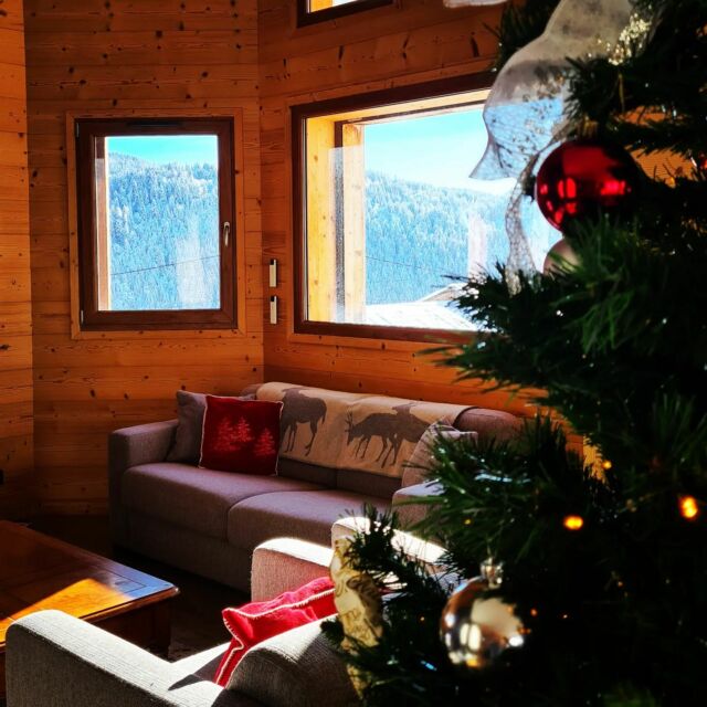 It's starting to feel like Christmas at Chalet Abracadabra!#chaletdesfleurs #skiholiday #skichalet #chaletholiday #christmastree #frenchalps #lesgets