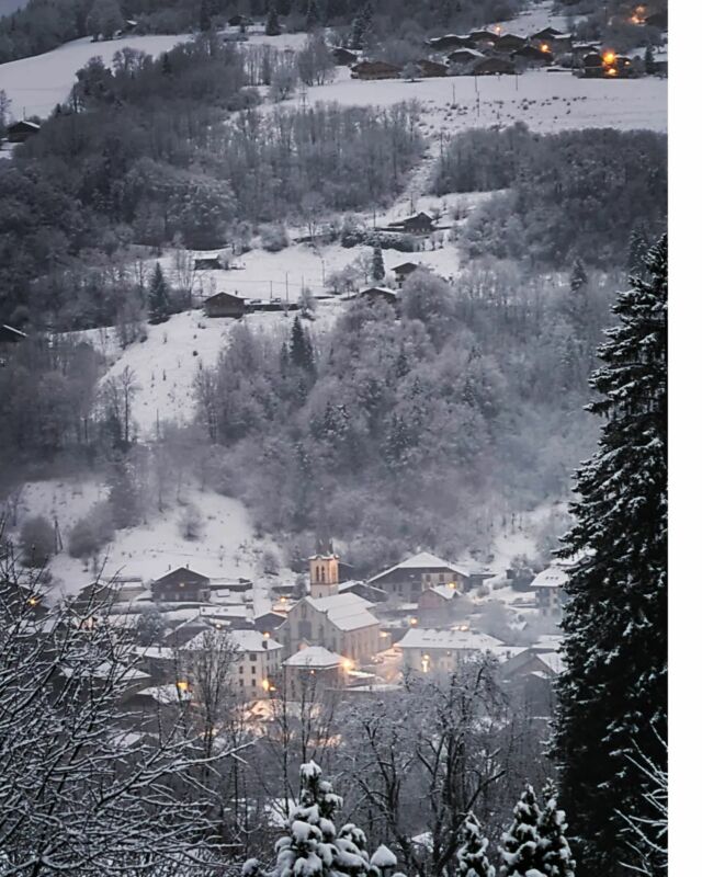 Good morning St Jean d'Aulps!#chaletdesfleurs #freshsnow #winterseason #stjeandaulps #valleedaulps #skiholiday #chaletholiday
