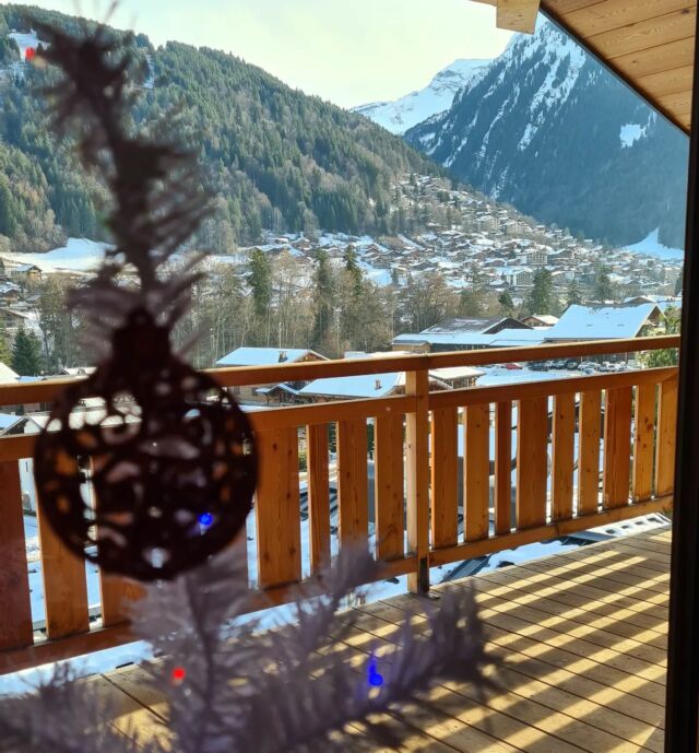 Feeling festive at Apartment Bailicimes, waiting for our first guests.

#chaletdesfleurs #christmastree #christmasinthealps #whitechristmas #morzine #chalet #chaletholiday #skiholiday