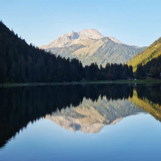 Reflections#chaletdesfleurs #valleedaulps  #mirrorlake #lakesandmountains #autumnvibes #skiholiday #mountainlife